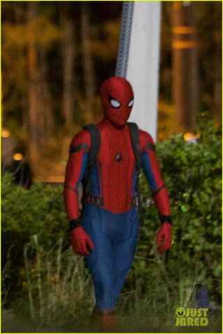 File:Tom-holland-spiderman-night-shoots-stunt-note-05.jpg