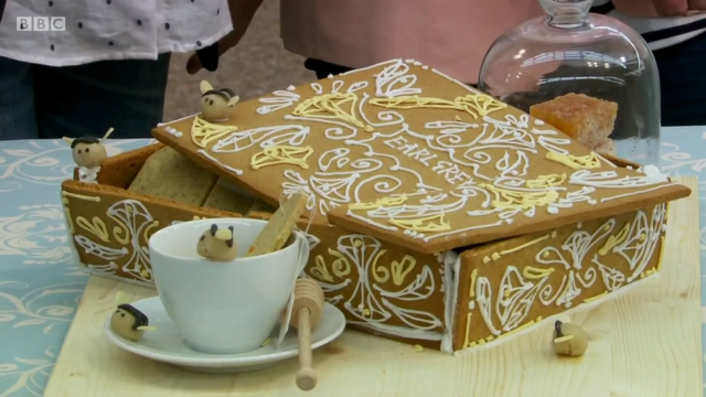 File:Flora-earl-grey-biscuit-box-S6-Ep2.png