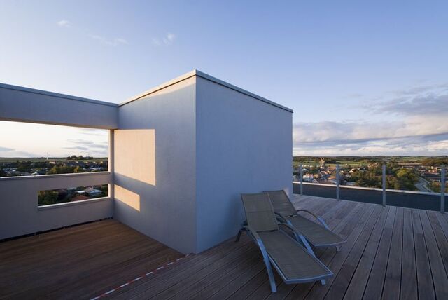 File:Apartment-roof.jpg