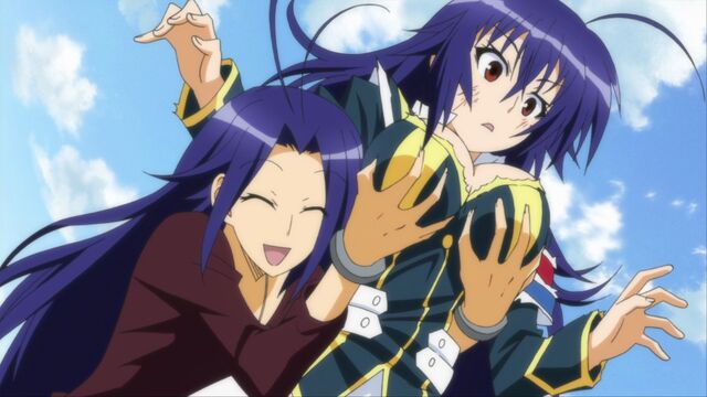 File:Maguro "greets" Medaka.jpg