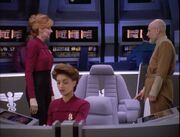 Beverly Picard und Jean-Luc Picard auf der Brücke der USS Pasteur.jpg