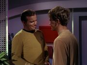 Kirk kümmert sich um Charlie.jpg
