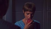 T'Pol probiert einen Pfirsich.jpg