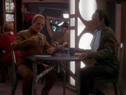 Odo und Garak beim Essen.jpg