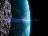 USS Enterprise-D richtet Traktorstrahl auf Mond.jpg