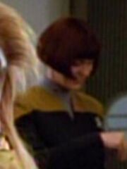 Besatzungsmitglied der USS Voyager am Replikator 2372.jpg