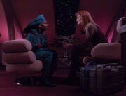 Guinan hört Crusher zu.jpg