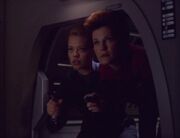 Janeway und Seven erwischen Braxton.jpg