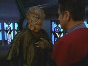 Erstkontakt mit den Voth durch Chakotay.jpg