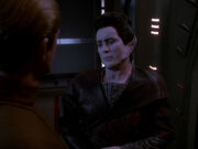 Weyoun teilt Odo Botschaft der Gründer mit.jpg