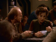 Halb Daier nimmt Kontakt mit Kira Nerys auf.jpg