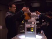 Bashir versetzt Odo in Stasis.jpg