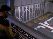 Geordi öffnet Tür von Shuttlehangar 2