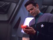 Bashir untersucht Molly.jpg