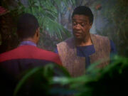 Sisko und Hudson unterhalten sich.jpg