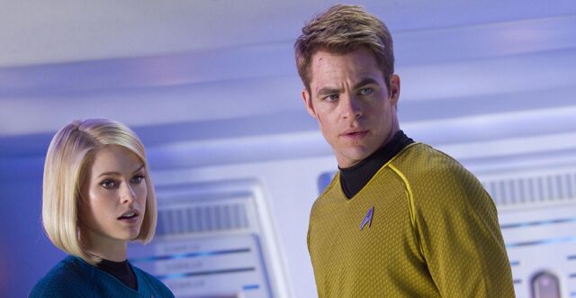 Archivo:Star-trek-into-darkness-chris-pine-alice-eve.jpg