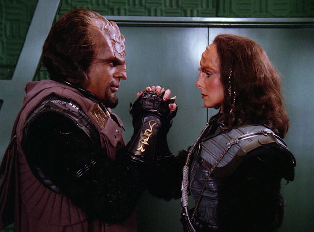 File:Worf and K'Ehleyr say goodbye.jpg