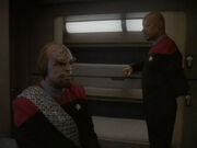 Sisko weist Worf zurecht.jpg