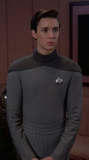 Wesley Crusher in seiner Uniform 2365.jpg