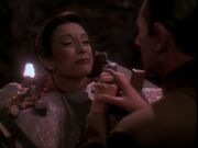 Odo will Kira aufheitern.jpg