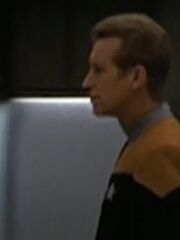 Besatzungsmitglied der USS Voyager auf der Brücke 2372.jpg