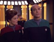 Janeway aktiviert den Doktor.jpg
