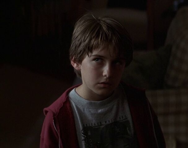 File:Simon in Stacey's apartment.jpg