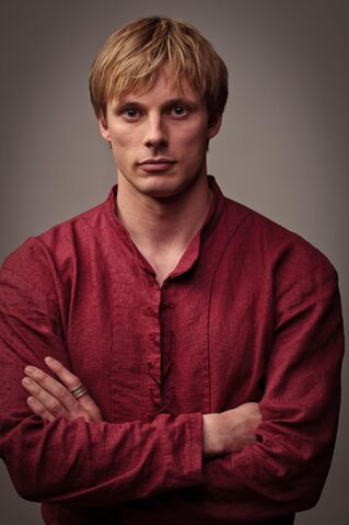 Datei:Bradley James is King Arthur in Merlin season 5.jpg