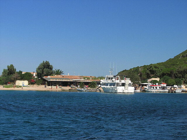 Archivo:Tavolara port and restaurant.jpg