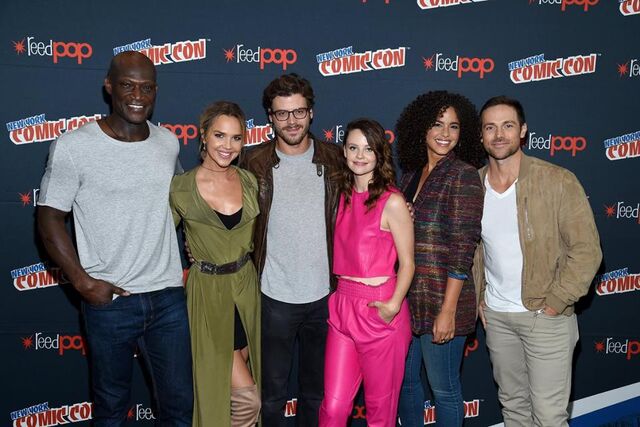 File:Midnight, Texas at New York Comic Con full main cast.jpg