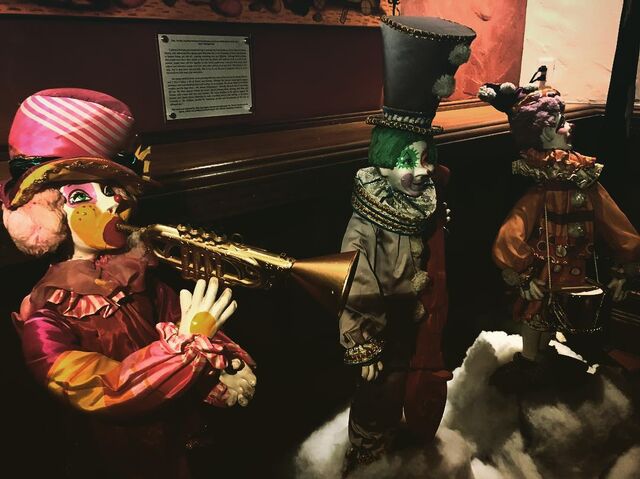 File:Clowns at hotel.jpg