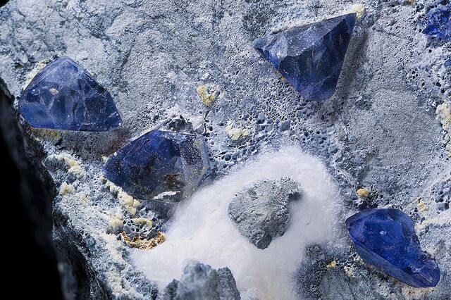 File:800px-Benitoite HD.jpg