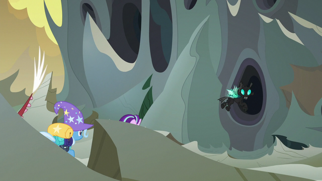 File:Thorax leads Starlight's party into the hive S6E25.png