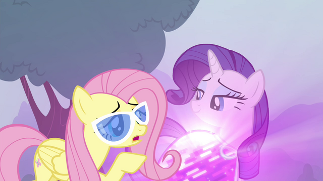 File:Fluttershy wearing sunglasses S4E16.png