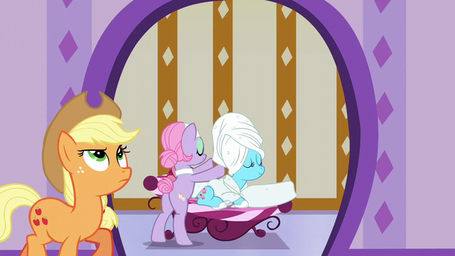 File:Mrs. Cake getting a soft massage S6E10.png