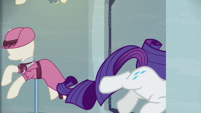 File:Rarity stumbling through the door S6E9.png