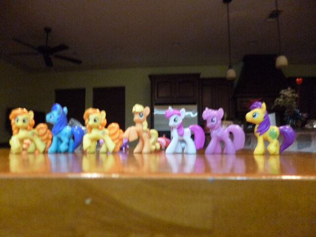 File:Collection of 7 minifigures.jpg