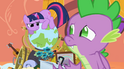 S02E10 Twilight patrzy podejrzliwie na Spike'a.png