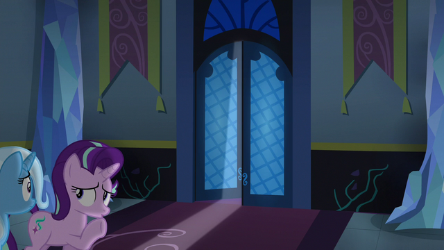 File:Starlight and Trixie approach the throne room door S6E25.png
