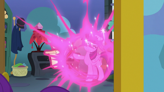 File:Twilight teleporting out of Starlight's room S7E1.png