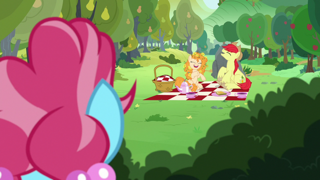 File:Chiffon watches Mac and Butter laugh S7E13.png