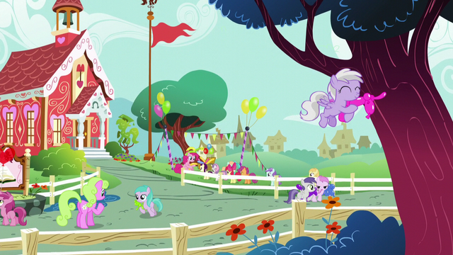 File:Pinkie with balloons with the CMC in front of her S5E19.png