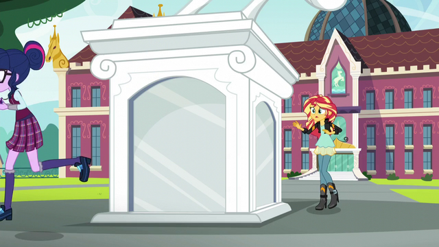 File:Twilight running away from the portal EG3.png