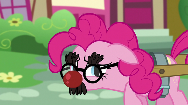 File:Pinkie walking sneakily S5E19.png