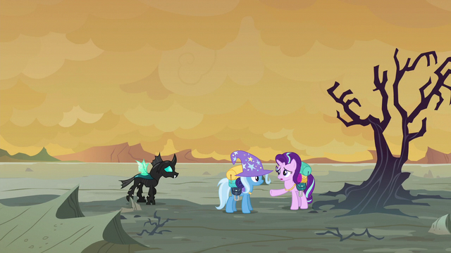 File:Starlight Glimmer stopping Trixie and Thorax S6E25.png