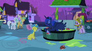 Luna e os pôneis rindo T2E04.png