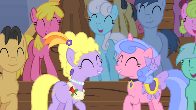 File:Happy audience 2 S1E20.png