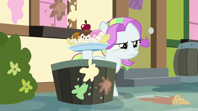 File:Coconut Cream holding an ice cream sundae S7E14.png
