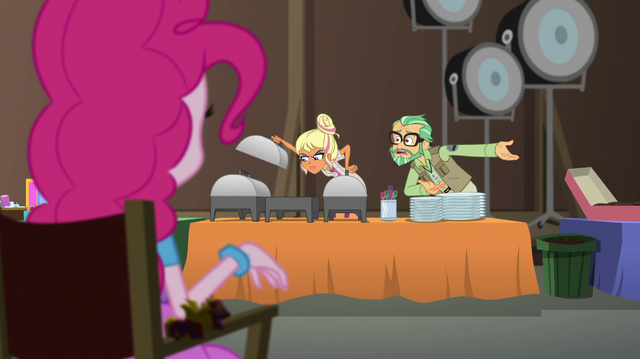 File:Pinkie watches Canter plead with Chestnut EGS2.png