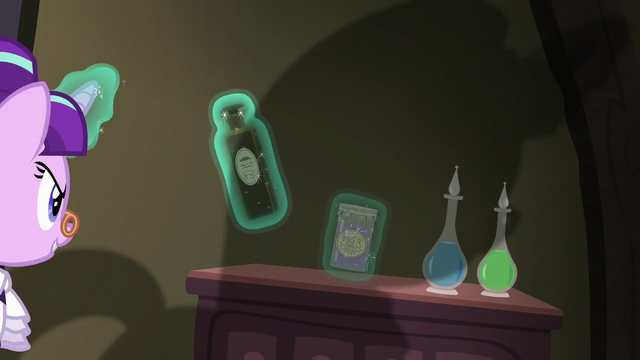 File:Snowfall grabs two potions S06E08.png